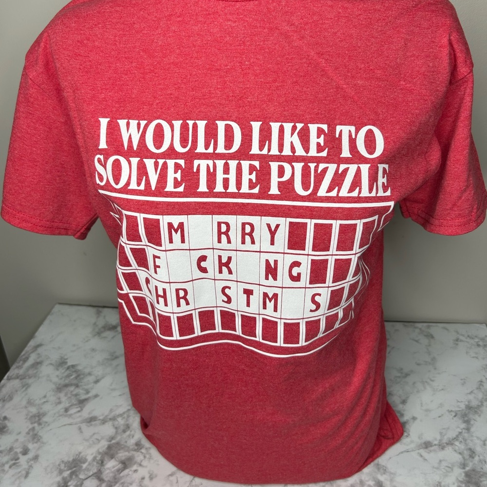 Handmade, I would like to solve the puzzle red Gilden T-shirt, size medium